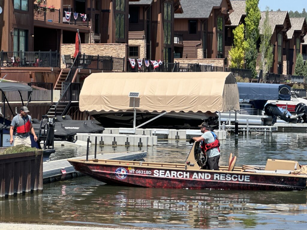 Pilot dies after firefighting plane crashes working Horse Gulch Fire