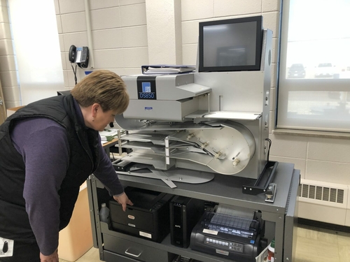 Incoming Secretary of State looks to hand-count ballots to audit each election Brown County Auditor Lynn Heupel explains how the tabulator machine works to count election ballots.